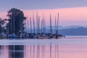 Hafen in Übersee am Chiemsee, Chiemgau, Oberbayern, Bayern, Süddeutschland, Deutschland, Europa Hafen in Übersee am Chiemsee, Chiemgau, Oberbayern, Bayern, Süddeutschland, Deutschland, Europa